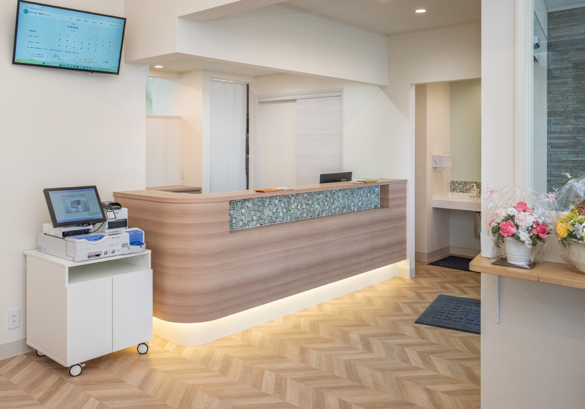 予約優先性の診療によって待ち時間を少なくし、密にならない適切な感染対策をおこないます。